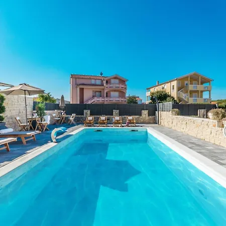 Julia - One Bedroom 3 *